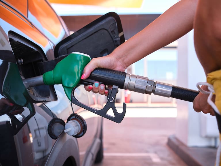 Estos son los errores más peligrosos que podrías cometer al cargar bencina en un auto
