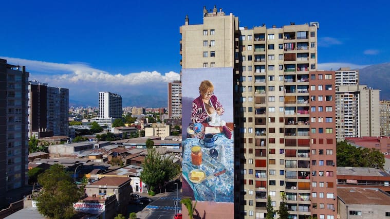 3 de Noviembre del 2020/SANTIAGO
Imágenes aéreas del mural de la Tía Mary, vecina que inspiró mural de 40 metros de alto en el centro de Santiago Pro la calle Copiapo llegando a Portugal.
Fotos: JOSÉ FRANCISCO ZÚÑIGA/ AGENCIAUNO
