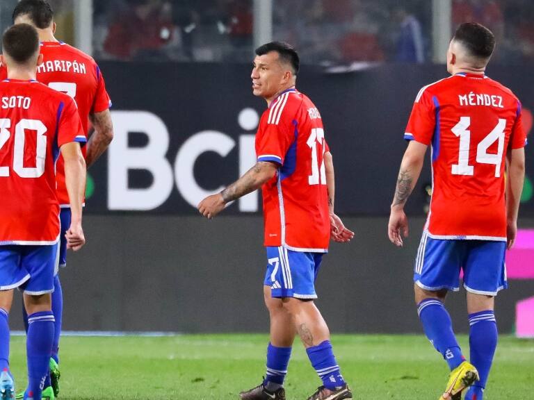 Gary Medel cuestiona el estado del césped del Monumental: "La cancha está muy mala, no nos favorece"
