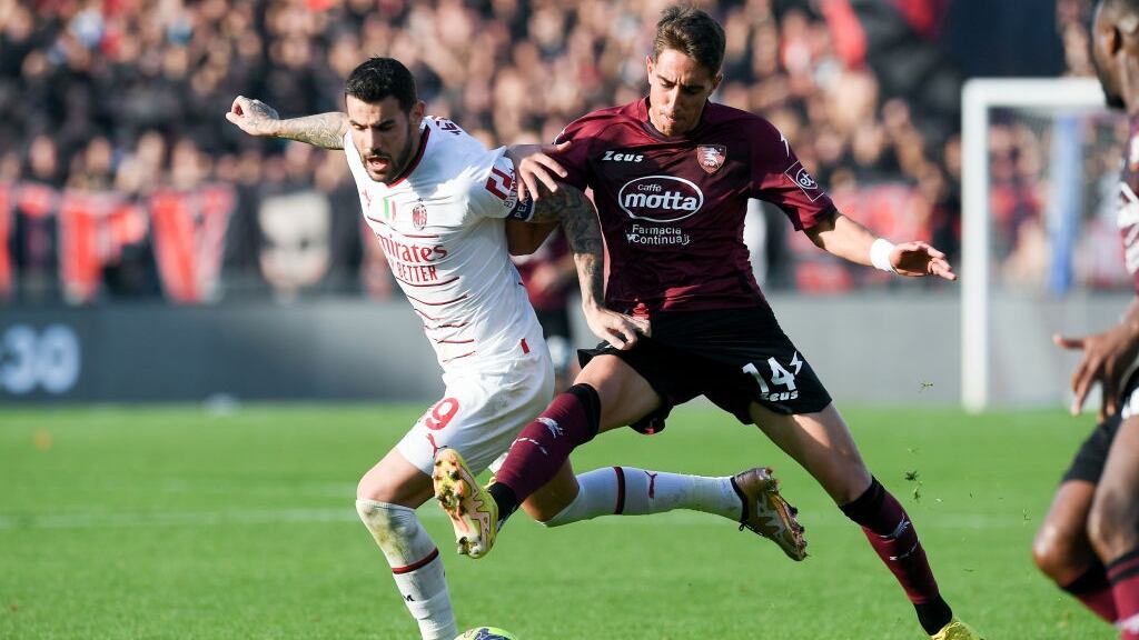 Diego Valencia suma minutos en la derrota de Salernitana ante AC Milan