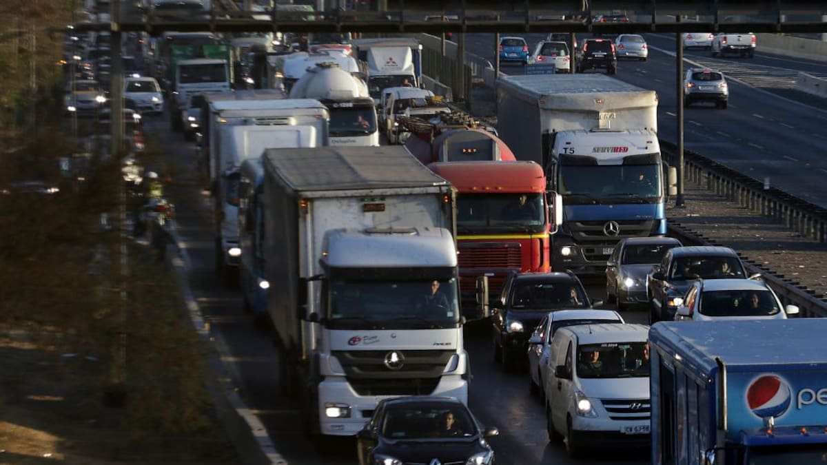 Atención conductores: reportan importantes puntos de congestión en Santiago hoy lunes