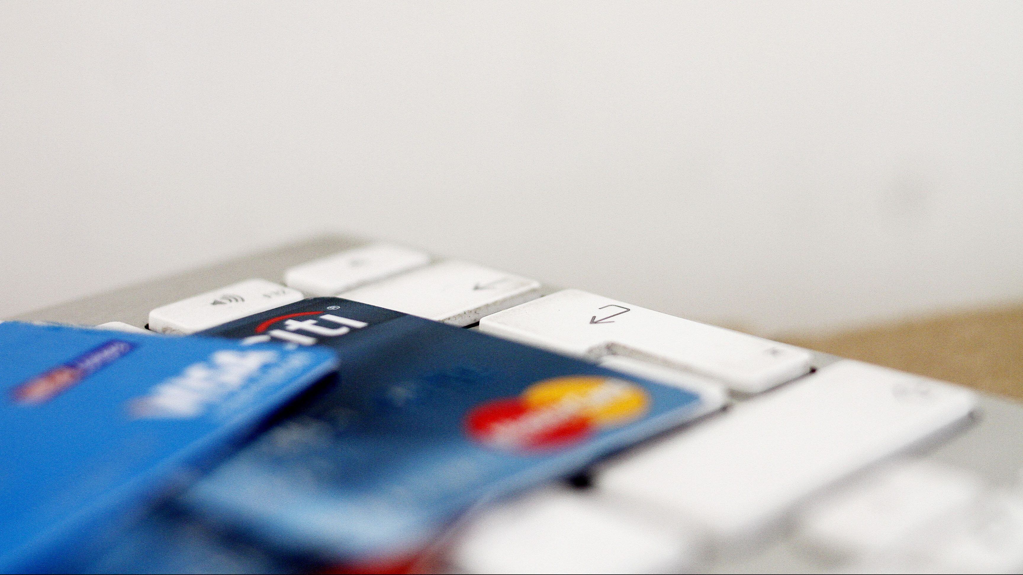 24 de Noviembre de 2013/SANTIAGOEste lunes se realizará en nuestro país el tercer “CyberMonday Chile”, campaña nacional de ventas por Internet que pretende tentar a los usuarios con las mejores ofertas en diversos productos y servicios. La iniciativa anual, impulsada por la Cámara de Comercio de Santiago (CCS) por medio de su Comité de Comercio Electrónico, comenzará a las 00:00 horas del 25 de noviembre y se extenderá por aproximadamente 24 horas. En la oportunidad 21 empresas de retail, viajes, clubes de descuento, electrónica, vestuario y calzado, entre otras, lanzarán cientos de ofertas a precios atractivos para los clientes.
FOTO:HANS SCOTT/AGENCIAUNO