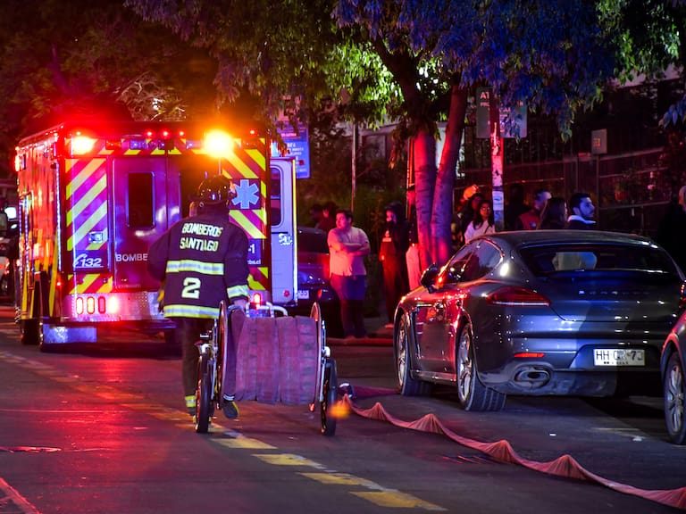 Voraz incendio consume cinco casas en La Granja: al menos 100 bomberos trabajan en la emergencia