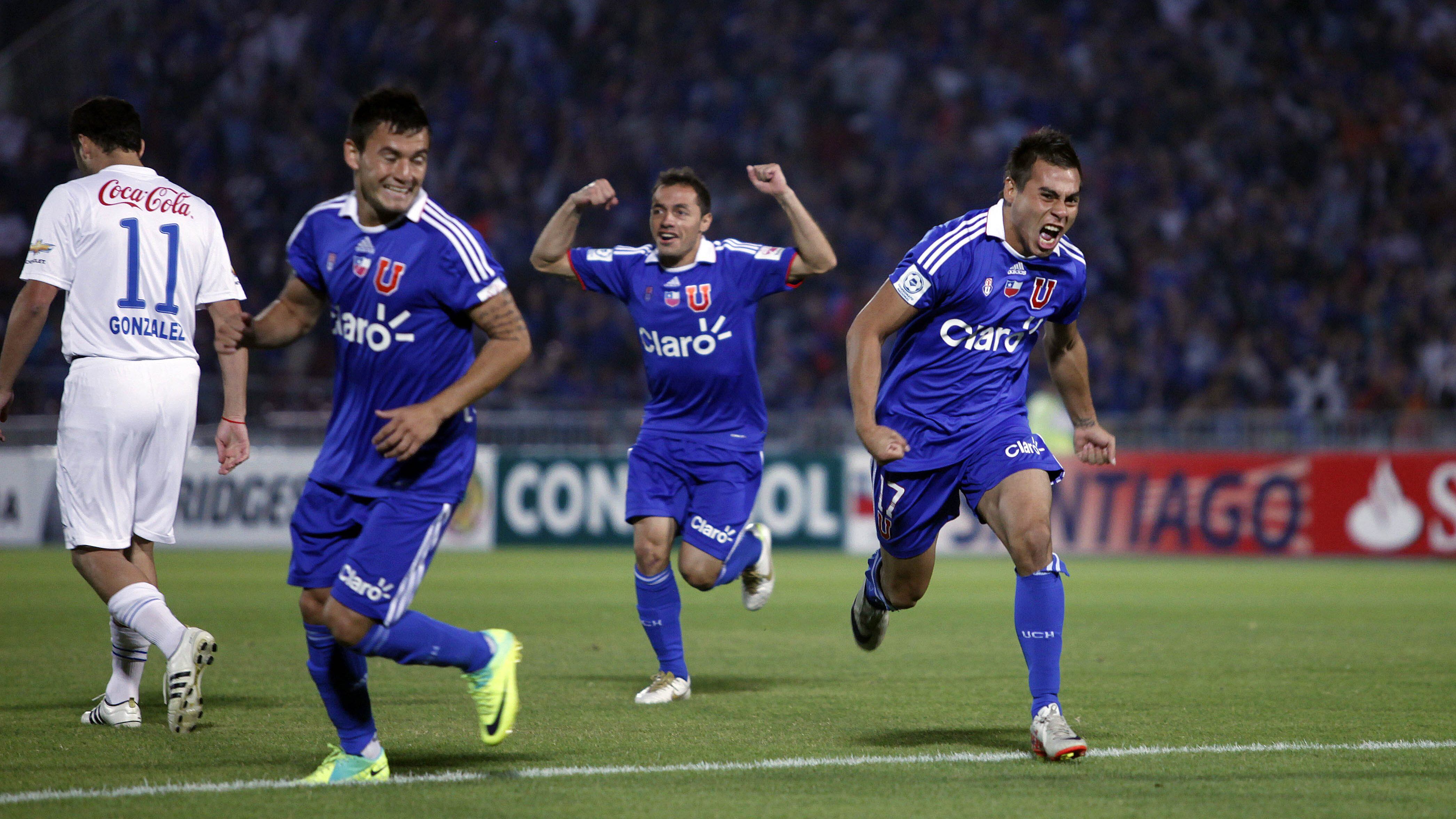 14 de Diciembre de 2011/SANTIAGO
Eduardo Vargas (d), Charles Aranguíz (i) y Marcelo Díaz (c), durante el partido válido por la Final de la Copa Sudamericana disputado entre Universidad de Chile vs Liga Deportiva Universitaria de Quito, jugado en el Estadio Nacional de Chile.
FOTO: RODRIGO SAENZ /AGENCIAUNO
