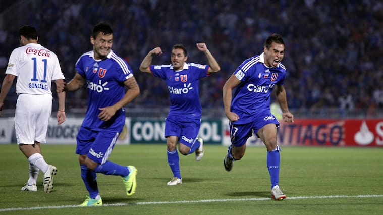 14 de Diciembre de 2011/SANTIAGO
Eduardo Vargas (d), Charles Aranguíz (i) y Marcelo Díaz (c), durante el partido válido por la Final de la Copa Sudamericana disputado entre Universidad de Chile vs Liga Deportiva Universitaria de Quito, jugado en el Estadio Nacional de Chile.
FOTO: RODRIGO SAENZ /AGENCIAUNO