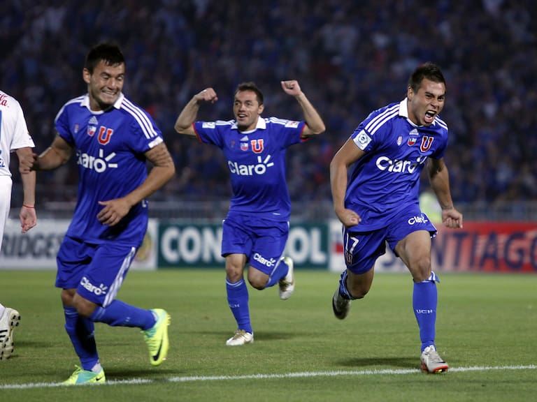 14 de Diciembre de 2011/SANTIAGO
Eduardo Vargas (d), Charles Aranguíz (i) y Marcelo Díaz (c), durante el partido válido por la Final de la Copa Sudamericana disputado entre Universidad de Chile vs Liga Deportiva Universitaria de Quito, jugado en el Estadio Nacional de Chile.
FOTO: RODRIGO SAENZ /AGENCIAUNO