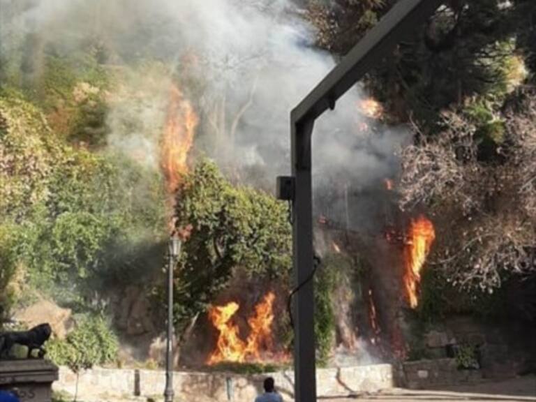 Incendio en cerro Santa Lucía: fuego enciende ladera frente a calle Agustinas