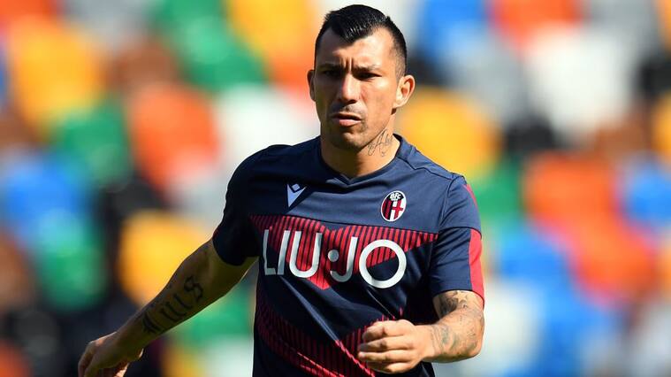 UDINE, ITALY - SEPTEMBER 29: Gary Medel of Bologna FC line up during the Serie A match between Udinese Calcio and Bologna FC at Stadio Friuli on September 29, 2019 in Udine, Italy. (Photo by Alessandro Sabattini/Getty Images)