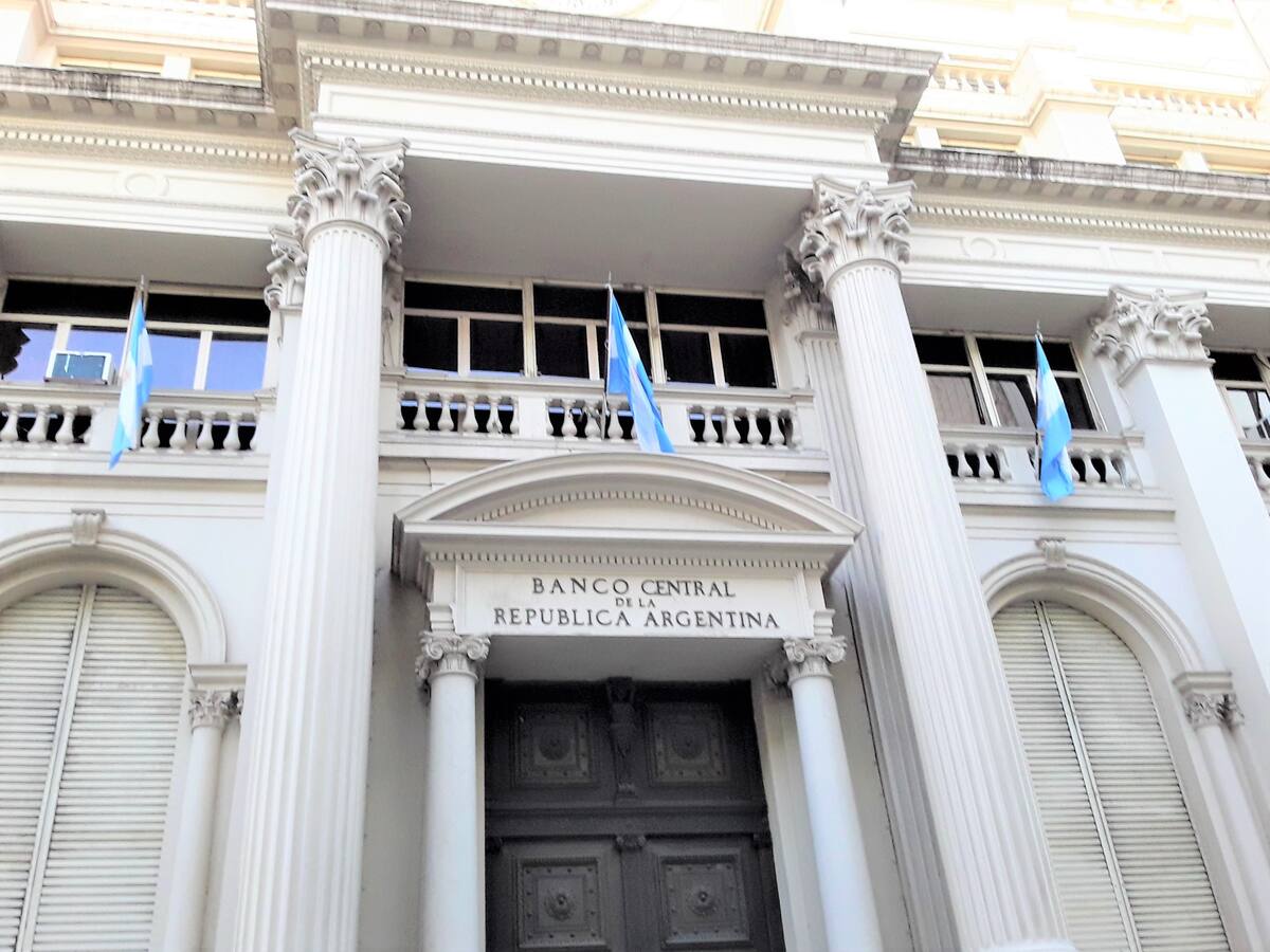 Argentina emite nuevo billete por la inflación: paso a ser el de mayor denominación en el país y así se compara con el peso chileno