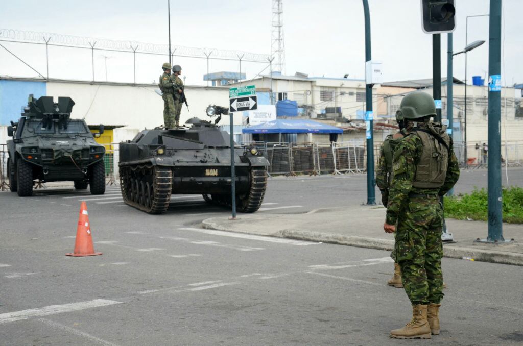 Soldados con tanques custodian los alrededores de la cárcel de Machala en Ecuador, en medio de la ola de violencia que provocan bandas criminales.