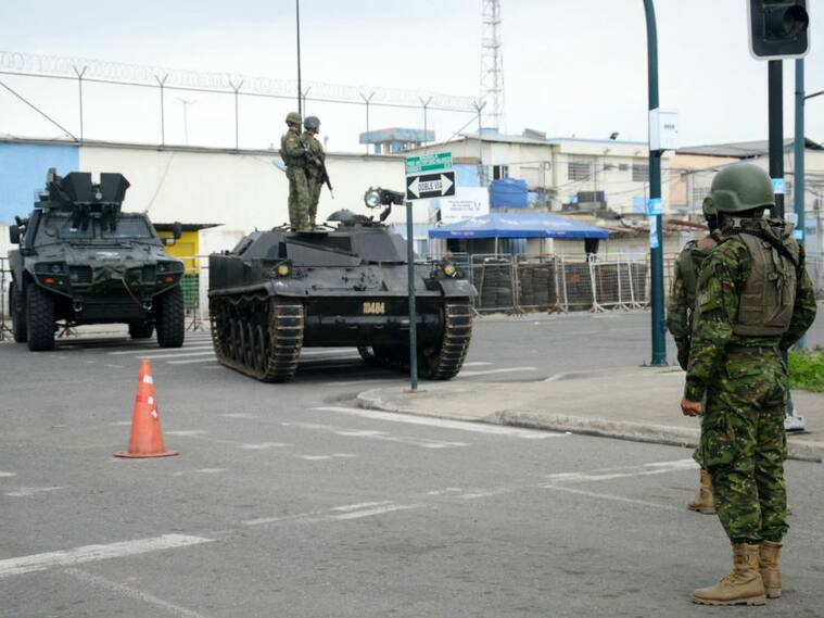 Soldados con tanques custodian los alrededores de la cárcel de Machala en Ecuador, en medio de la ola de violencia que provocan bandas criminales.