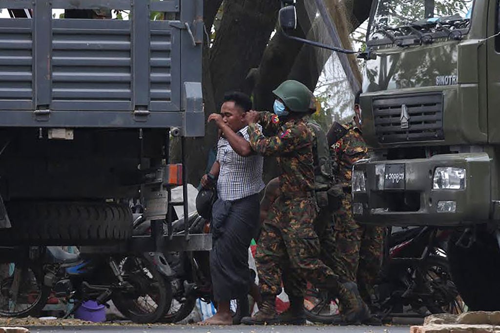 Agentes reprimen las protestas en contra de la junta militar de Myanmar