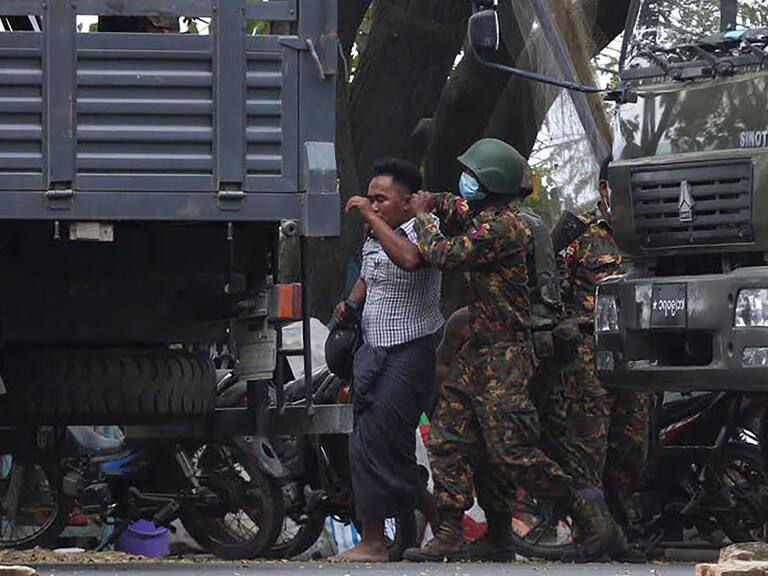 Agentes reprimen las protestas en contra de la junta militar de Myanmar