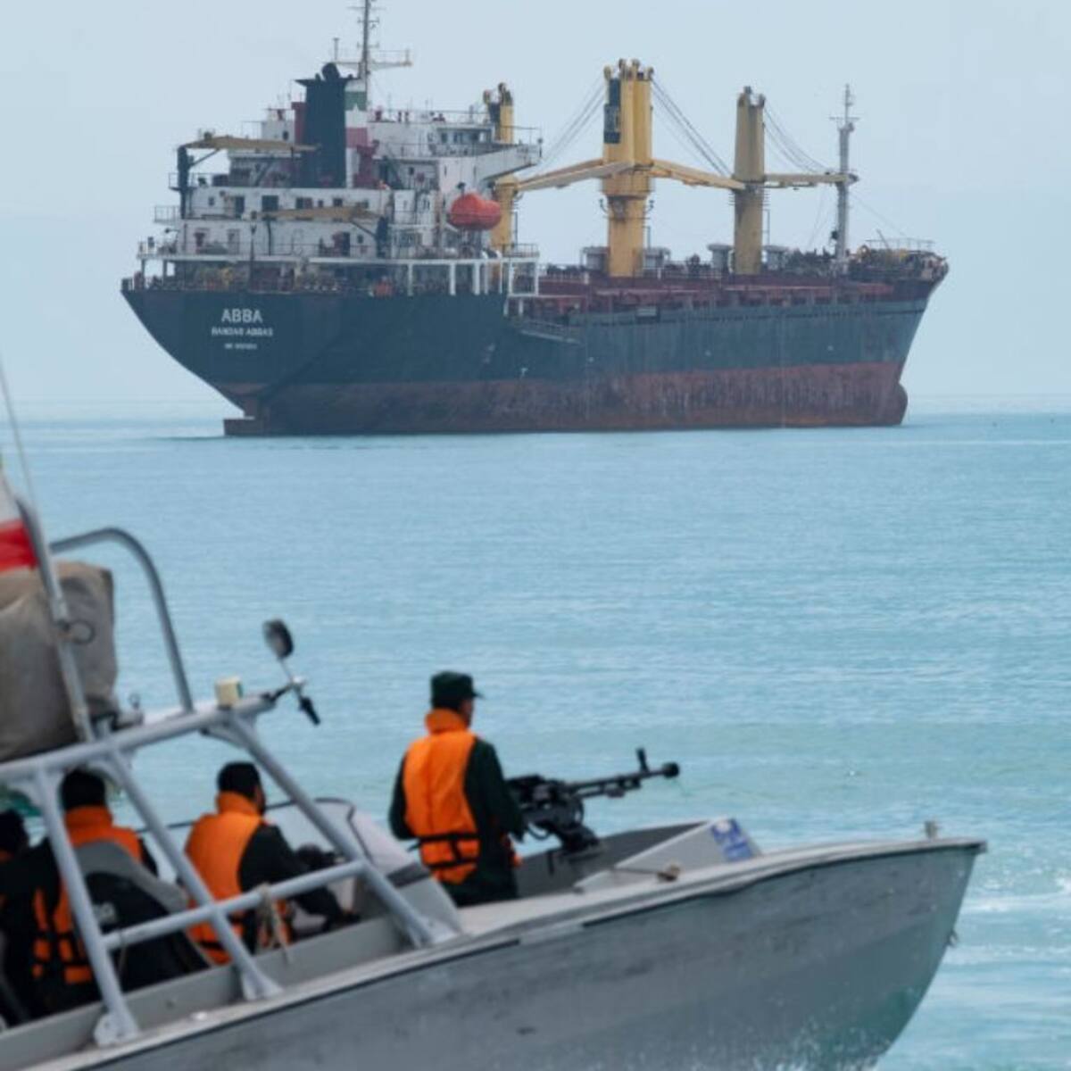 Alerta mundial tras ataque a barcos en el estrecho de Ormuz: proyectiles “desconocidos” golpean ruta clave del petróleo