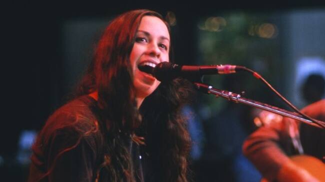 Alanis Morissette reveló en su documental que fue violada a los 15 años: "Eran todos unos pedófilos"