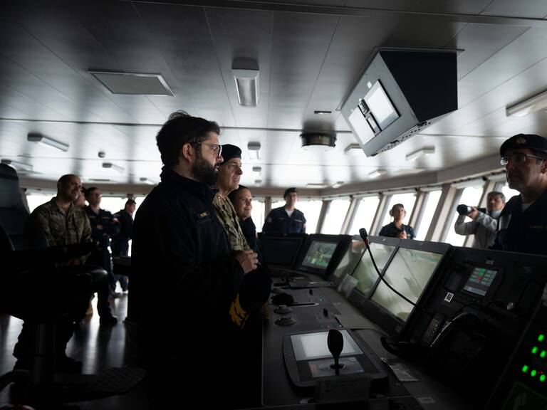 Presidente Boric lidera inicio de misiones antárticas con el rompehielos Almirante Viel