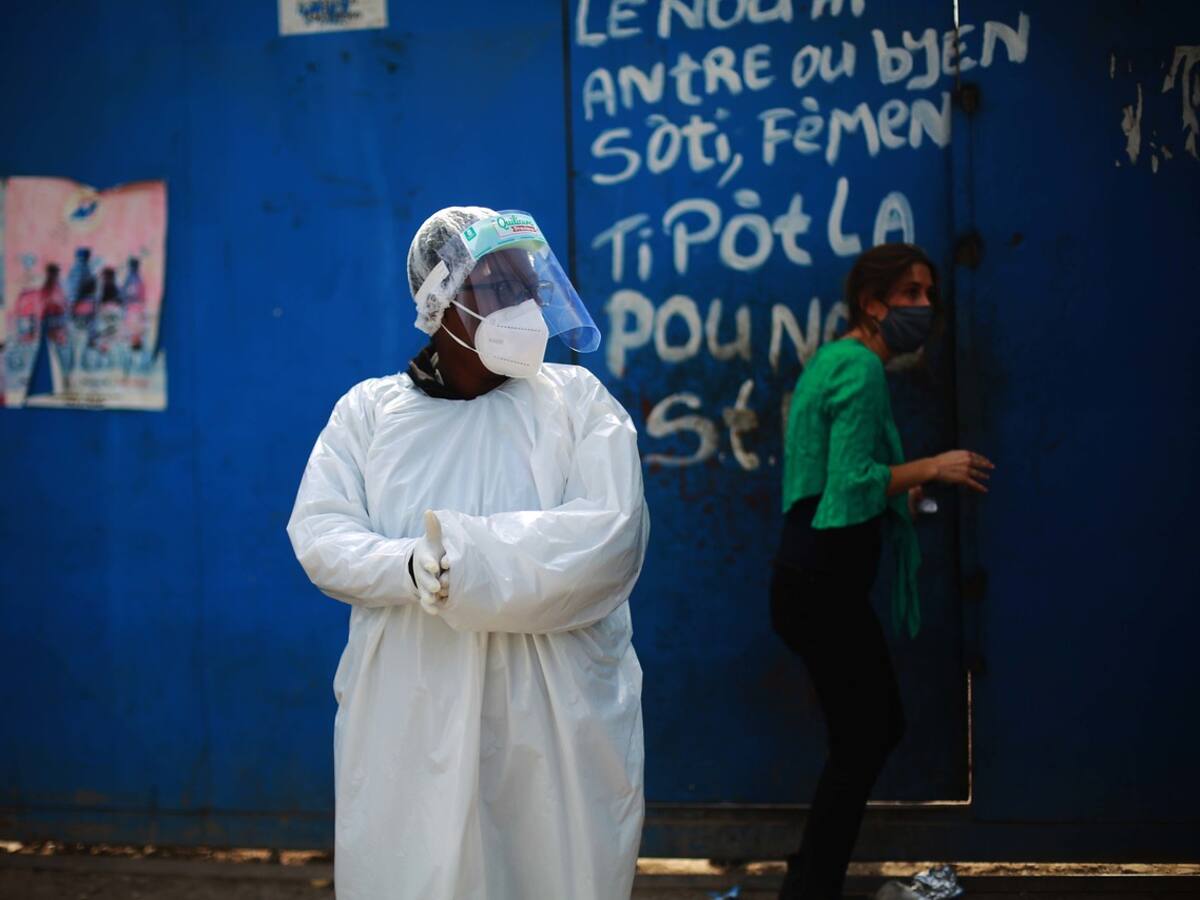 Seremi de Salud encabeza traslado «gradual» de habitantes de cité en Quilicura contagiados de Covid-19