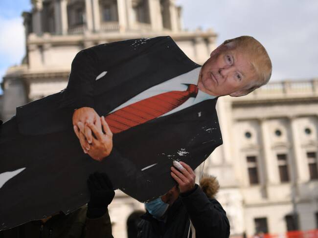 Seguidor de Trump porta un cartel con su forma ante el Capitolio