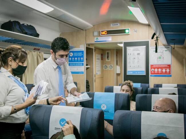 Pasajeros deben cumplir las medidas para utilizar el tren en Argentina