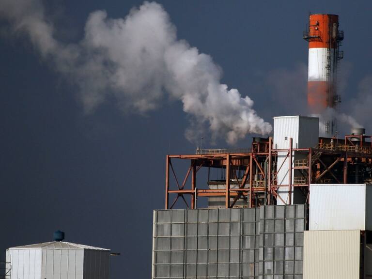 Evacúan a casi 60 alumnos y trabajadores de colegio en Quintero por emanación de ácido sulfhídrico