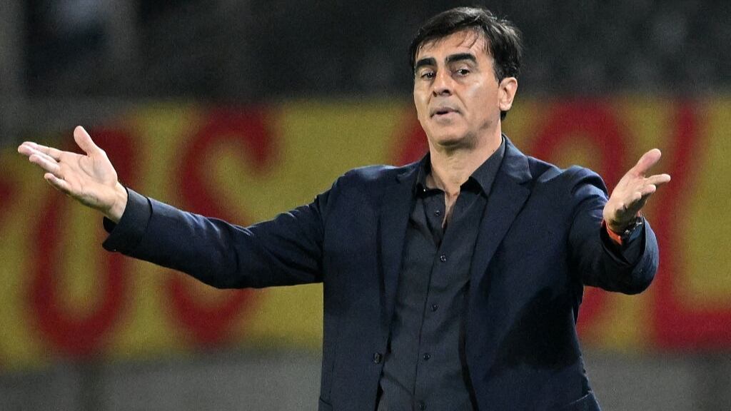 Gustavo Quinteros se abre a la opción de sacar a Darío Lezcano de Colo Colo: "Ya terminó la mitad de año y no pudo jugar"
