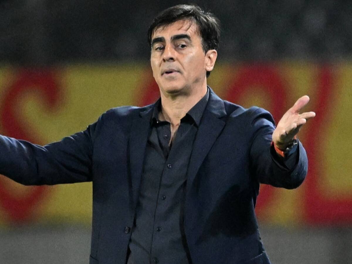 Gustavo Quinteros se abre a la opción de sacar a Darío Lezcano de Colo Colo: «Ya terminó la mitad de año y no pudo jugar»