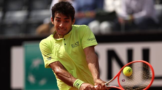 Cristian Garin aprovechó en cancha la baja de Alcaraz y venció a Ruusuvuori para meterse en la tercera ronda de Roma