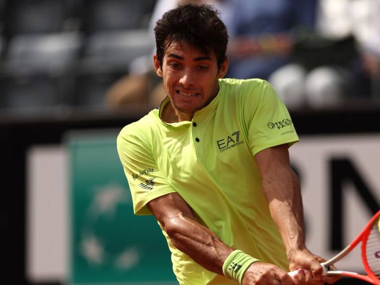 Cristian Garin aprovechó en cancha la baja de Alcaraz y venció a Ruusuvuori para meterse en la tercera ronda de Roma