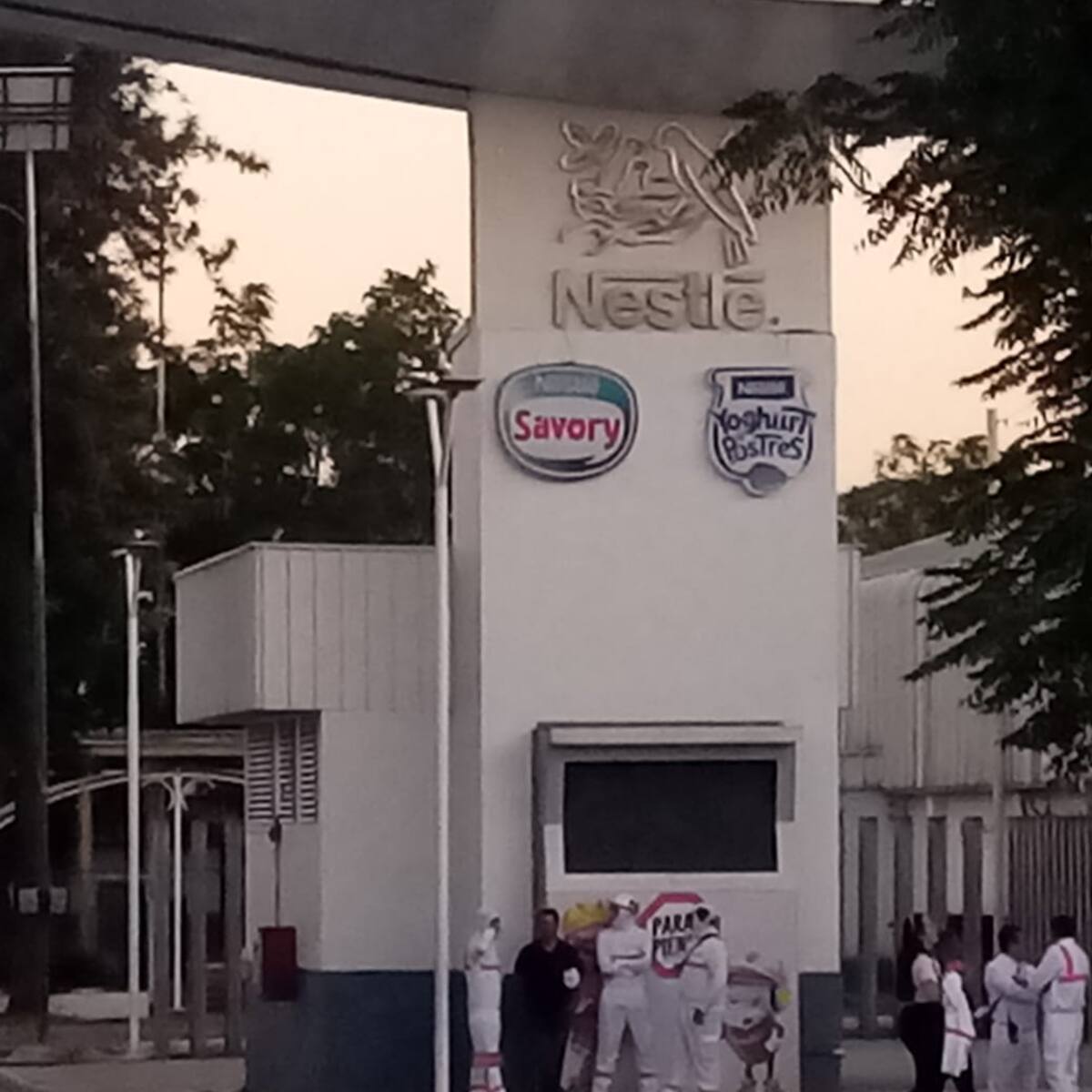 Explosión eléctrica en planta Nestlé de Macul: autoridades trabajan en el sector
