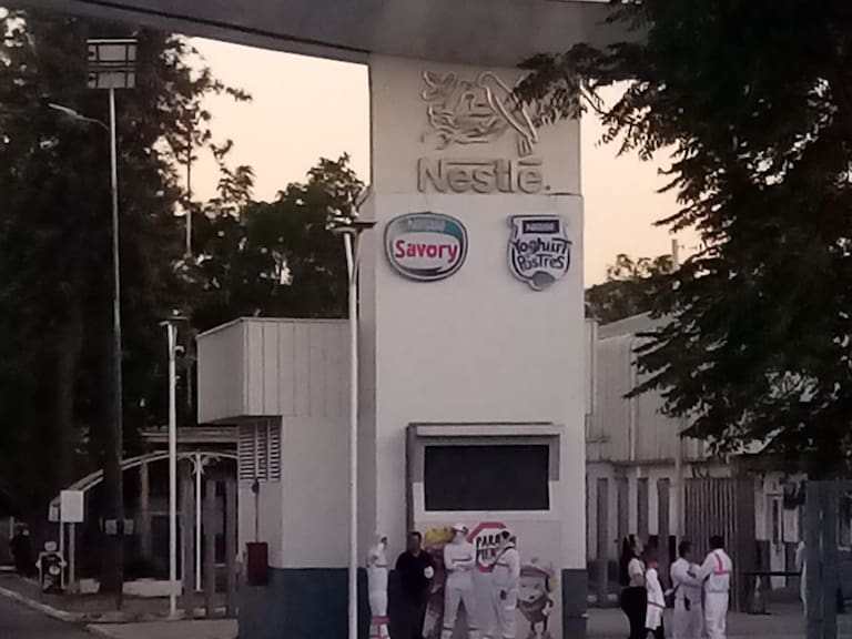 Explosión eléctrica en planta Nestlé de Macul: autoridades trabajan en el sector