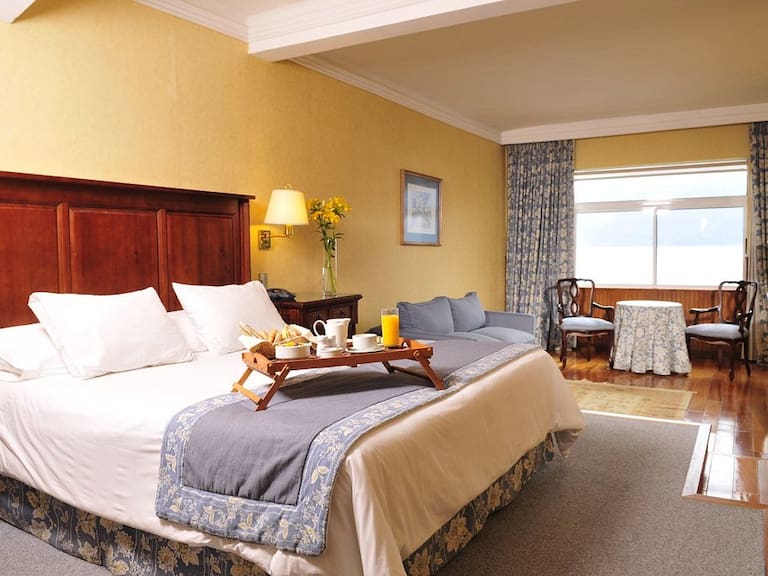 Hotel chileno con más de 90 años sale a la venta: tiene 12 mil m², 153 habitaciones, piscinas y restaurante