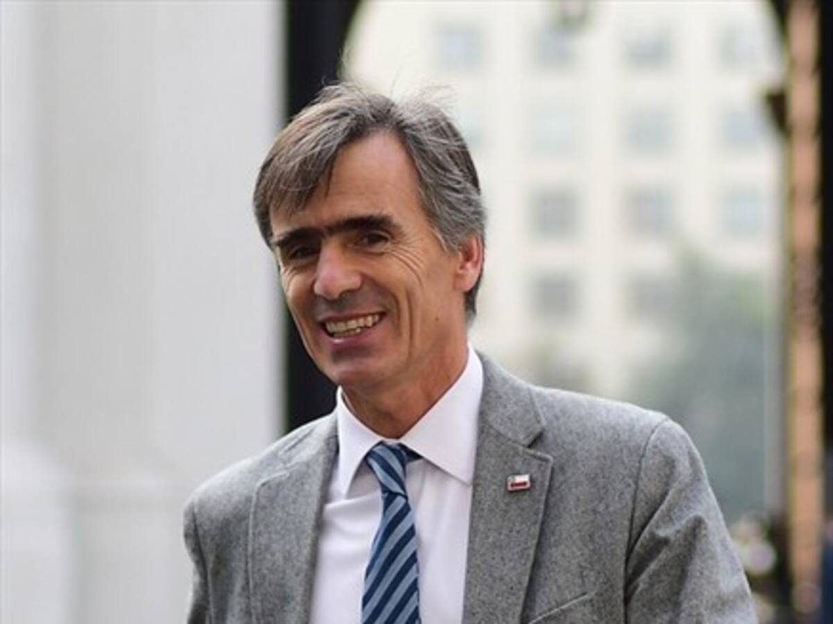 Ministro Valente: «No nos podemos arriesgar a destruir la cadena de pagos en el país por un slogan»