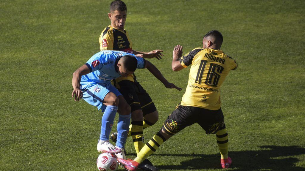 24 DE MAYO DE 2021 / VALPARAISOJose Aguilera disputa el baln, durante el partido valido por la fecha 7 del Campeonato Nacional Ascenso Betsson 2021, entre Coquimbo Unido vs San Marcos de Arica, disputado en el Estadio Elias Figueroa Brander
FOTO: MIGUEL MOYA / AGENCIAUNO