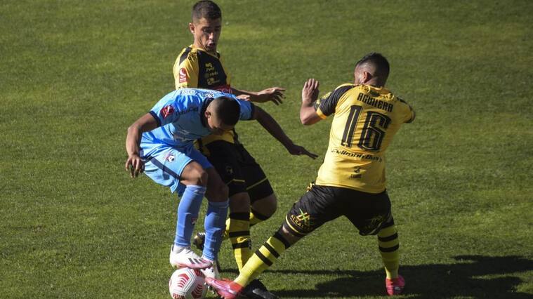 24 DE MAYO DE 2021 / VALPARAISOJose Aguilera disputa el baln, durante el partido valido por la fecha 7 del Campeonato Nacional Ascenso Betsson 2021, entre Coquimbo Unido vs San Marcos de Arica, disputado en el Estadio Elias Figueroa Brander
FOTO: MIGUEL MOYA / AGENCIAUNO