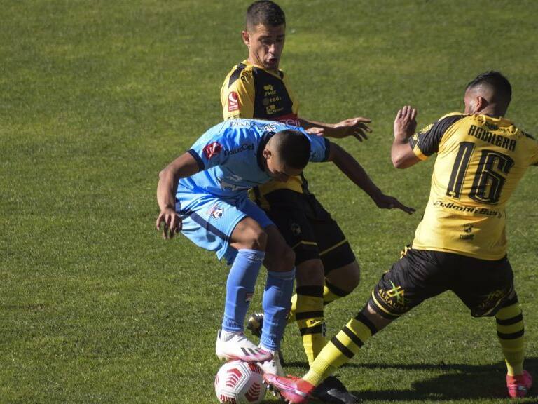 24 DE MAYO DE 2021 / VALPARAISOJose Aguilera disputa el baln, durante el partido valido por la fecha 7 del Campeonato Nacional Ascenso Betsson 2021, entre Coquimbo Unido vs San Marcos de Arica, disputado en el Estadio Elias Figueroa Brander
FOTO: MIGUEL MOYA / AGENCIAUNO