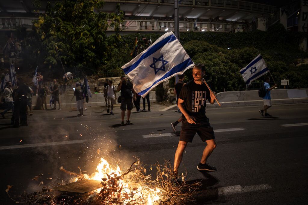Unos manifestantes bloquearon una autopista en la ciudad de Tel Aviv en protestas en Israel