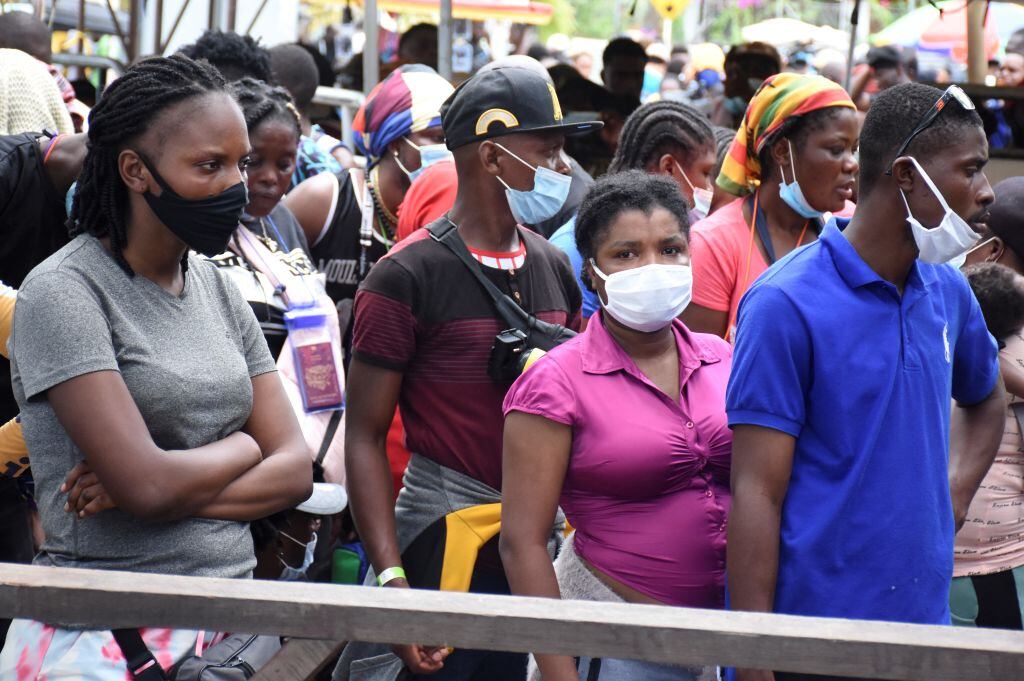 Miles de migrantes esperan embarcarse desde Colombia a Panamá