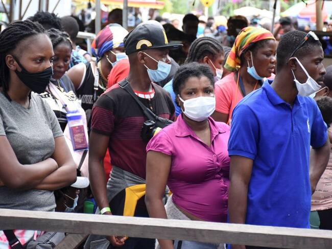 Miles de migrantes esperan embarcarse desde Colombia a Panamá