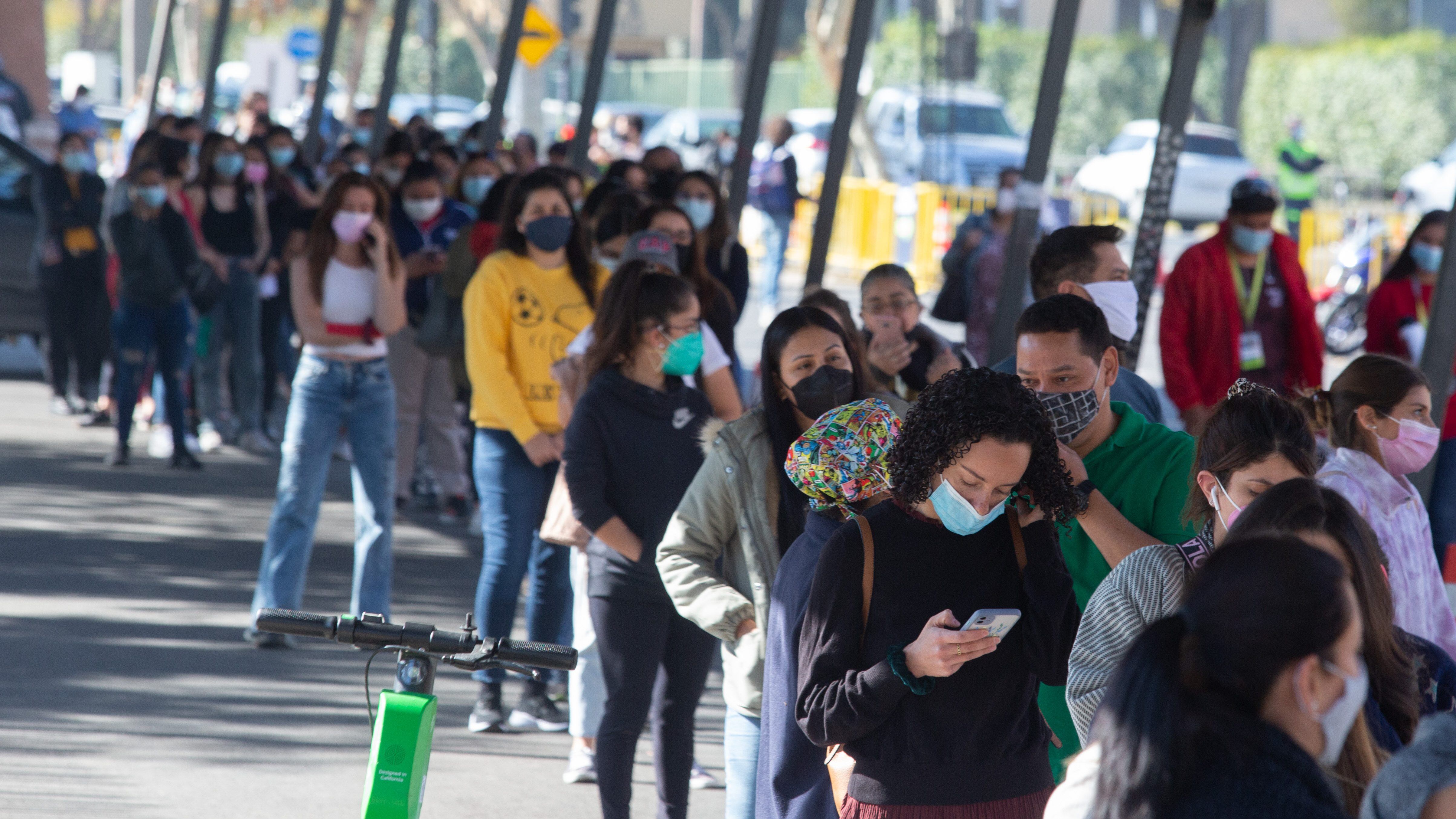 25 de Mayo del  2021/ LAS CONDES Largas columnas de personas para ingresar al centro de Vacunación del Parque Juan Pablo II en la comuna de Las Condes  FOTO: DIEGO MARTIN /AGENCIAUNO