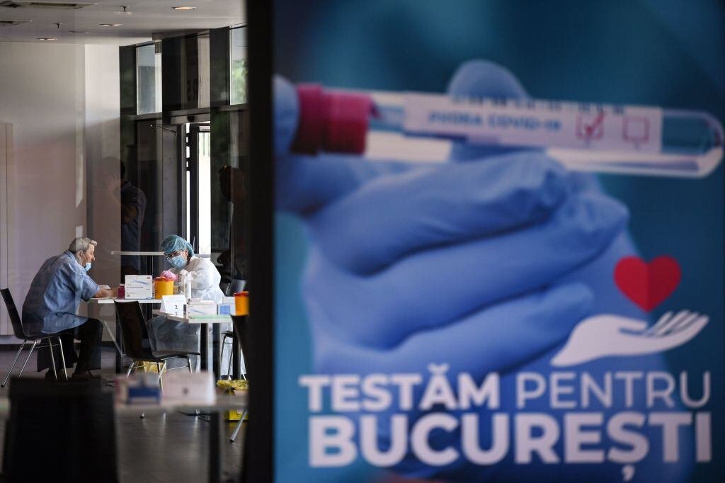 Trabajadores de la salud realizan test del Covid-19 en Bucarest
