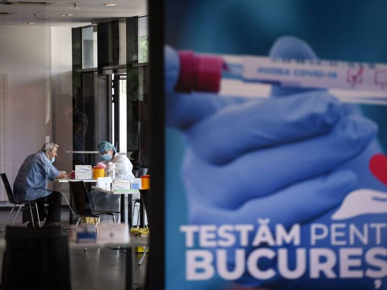 Trabajadores de la salud realizan test del Covid-19 en Bucarest