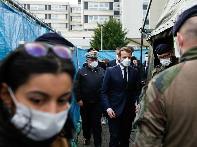 Macron visita las instalaciones de un hospital francés en la ciudad de Mulhouse