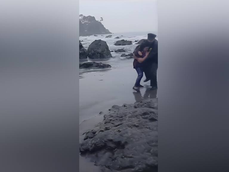 Carabineros rescatan a mujer que ingresaba al mar en Cartagena en medio de fuertes lluvias y oleaje