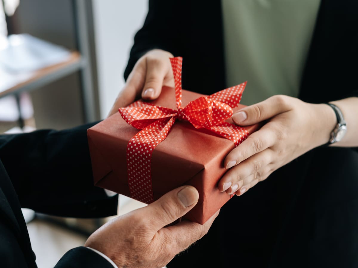 El peor “amigo secreto”: trabajador del SAG es despedido tras regalar un consolador a su compañera y justicia ratifica la medida