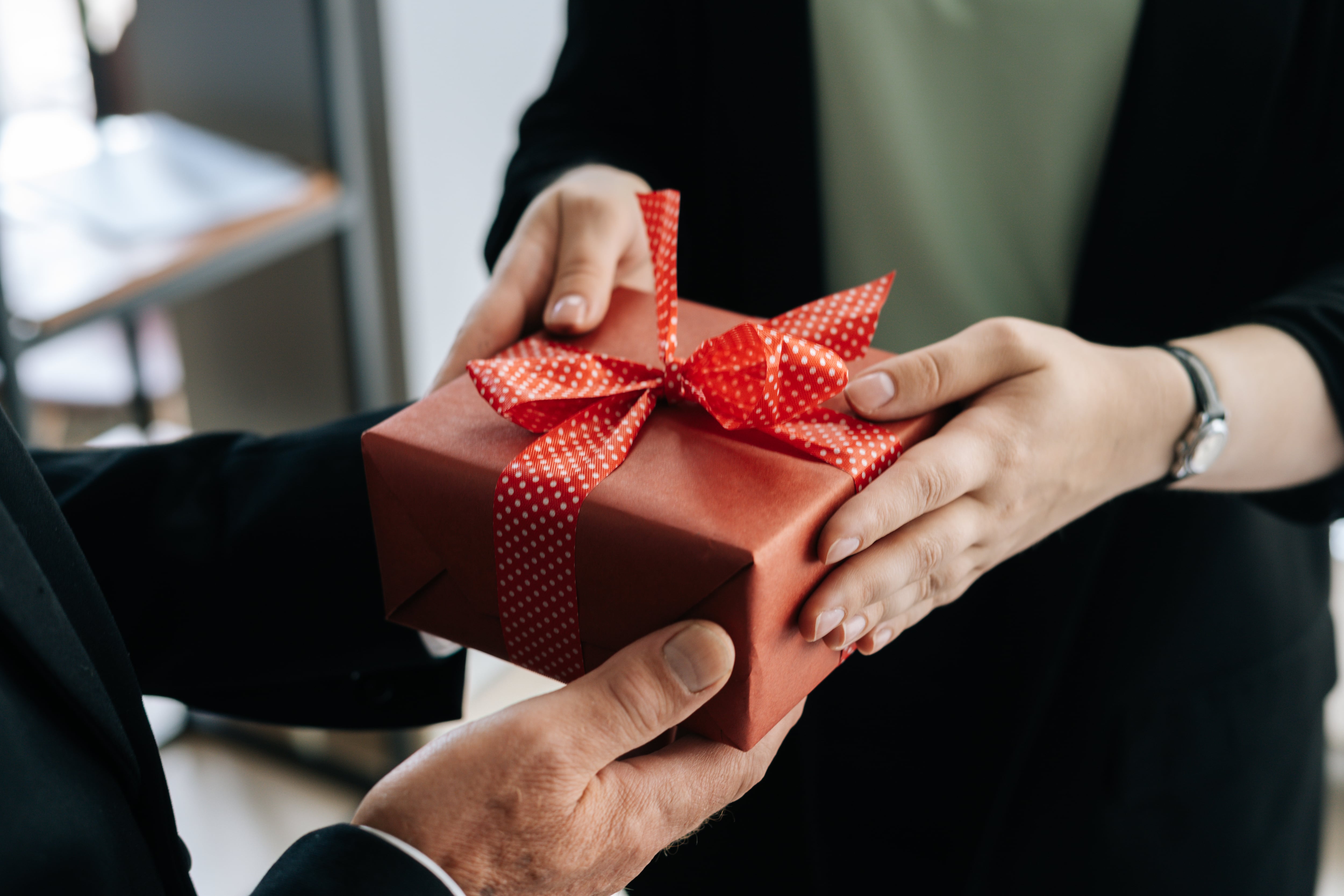 El peor “amigo secreto”: trabajador del SAG es despedido tras regalar un consolador a su compañera y justicia ratifica la medida