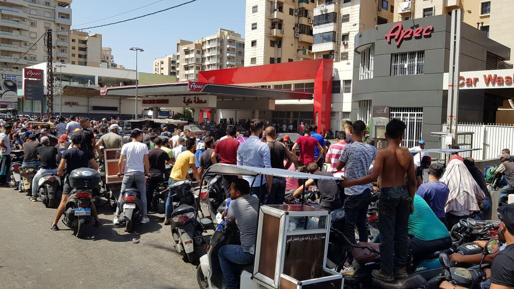 Ciudadanos buscan combustible en la ciudad de Trípoli