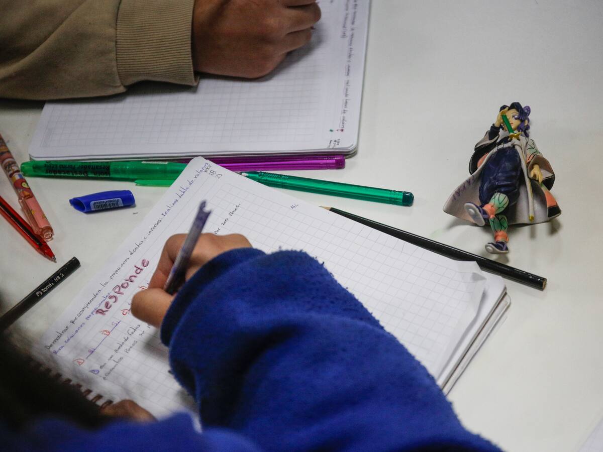 Psicólogo de colegio en San Bernardo es detenido por abusos sexuales reiterados a una alumna menor de edad: habría más casos