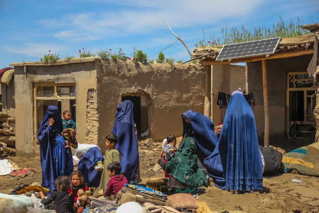 Por severa restricción de talibanes: mujeres en Afganistan se graban cantando a modo de protesta