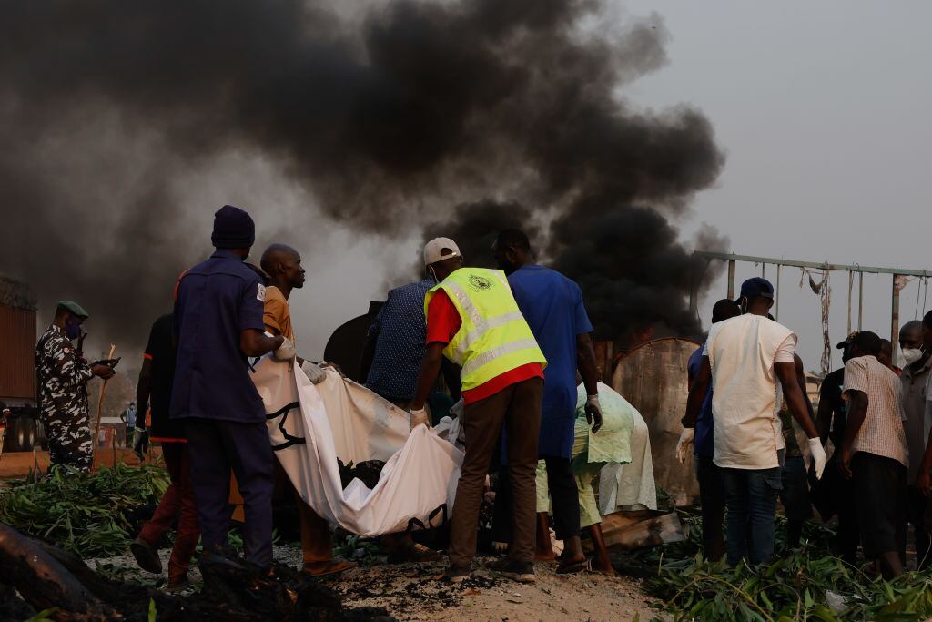 Personas mueren y otras quedan heridas tras la explosión de un camión cisterna cargado con gasolina en una carretera de Nigeria