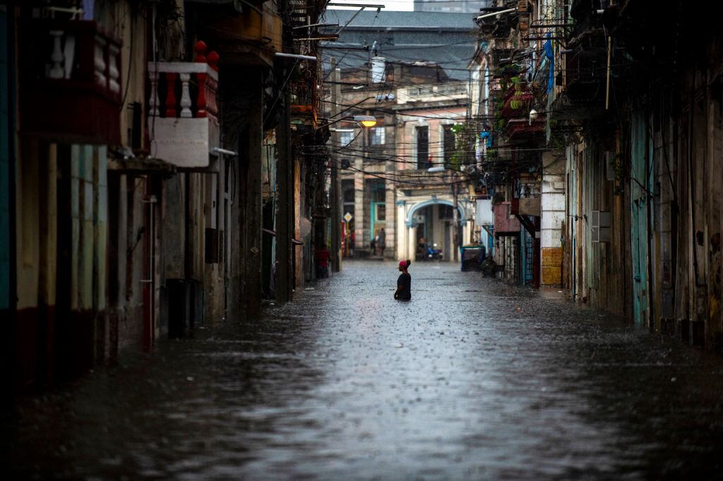 Una mujer intenta avanzar por una calle inundada en la capital de Cuba
